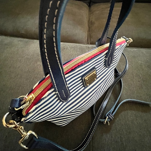 Dooney & Bourke handbag! Like new, clean and very cute! - Picture 3 of 6